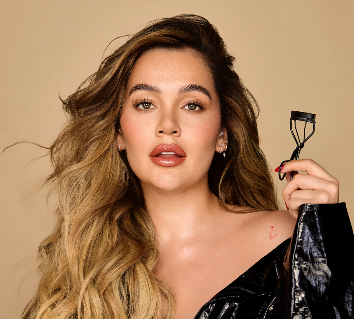 Diciembre imparable: Cómo lucir espectacular en cada celebración con CORAJE