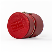 Estuche Coraje Gift rojo con textura tipo cuero, forma circular y cierre metálico, diseño elegante y moderno.